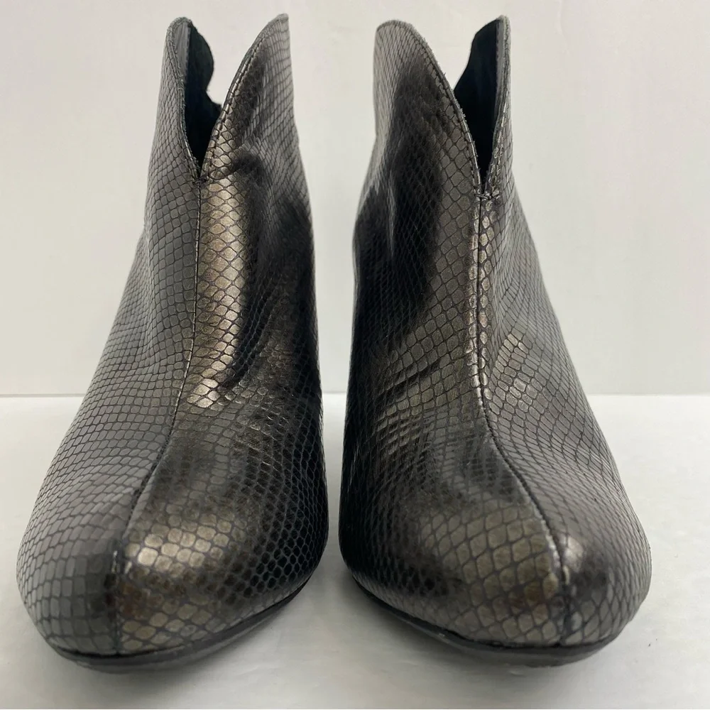 Born Crown size 8.5 Women’s Woodlynne Metallic Black Leather Ankle Boots Booties